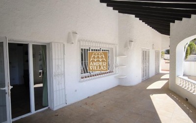 Красивая и просторная средиземноморская вилла с большими террасами.